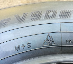 Yokohama BluEarth Winter V905 315/40R21 115V